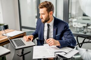 Cómo Un Buen Corte de Pelo Aumenta Tu Confianza y Mejora Tu Imagen Profesional